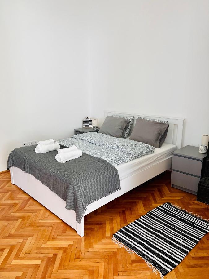 Apartment Friends Central Oradea Bagian luar foto