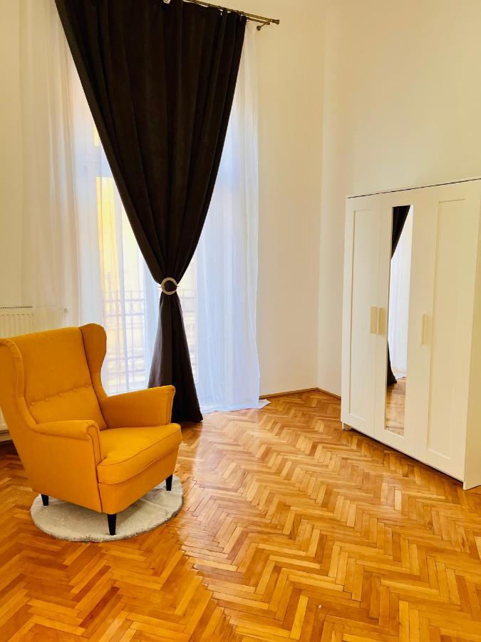 Apartment Friends Central Oradea Bagian luar foto