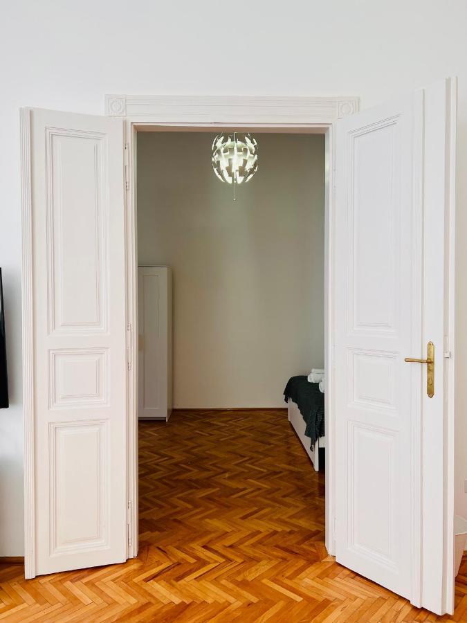 Apartment Friends Central Oradea Bagian luar foto