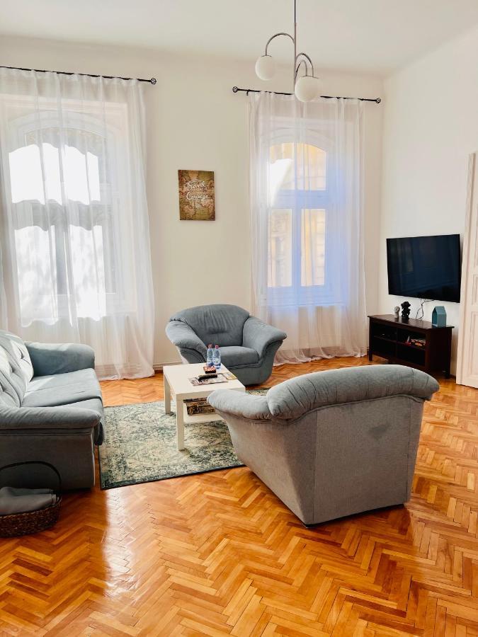 Apartment Friends Central Oradea Bagian luar foto