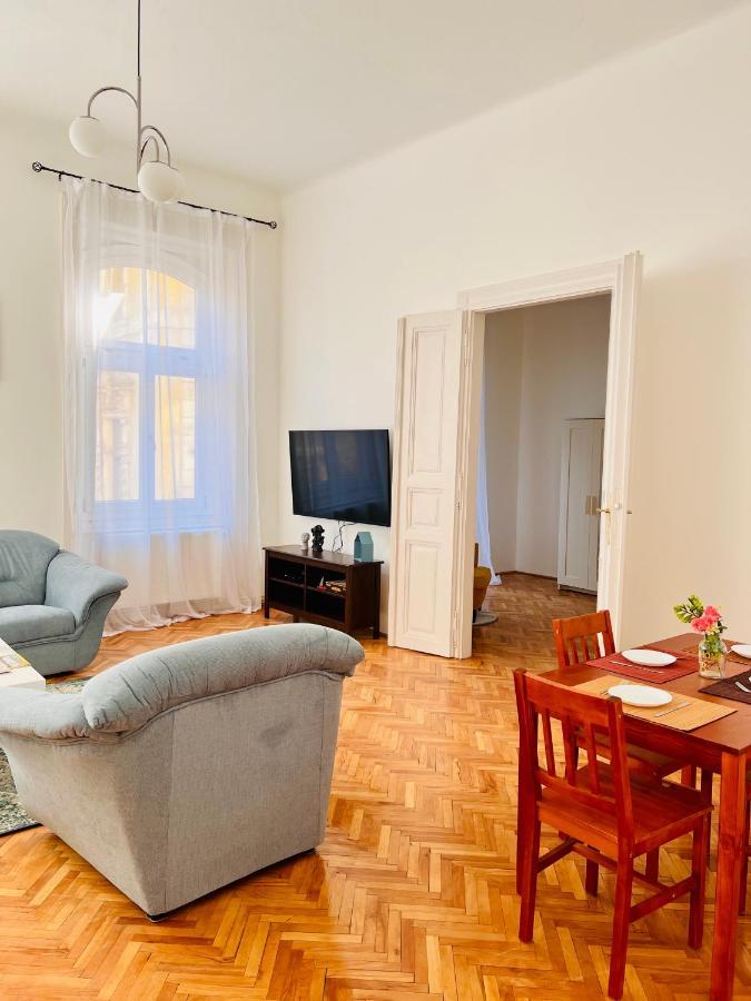 Apartment Friends Central Oradea Bagian luar foto