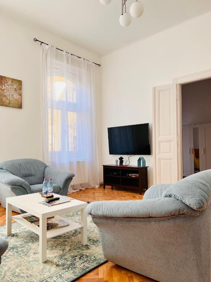 Apartment Friends Central Oradea Bagian luar foto