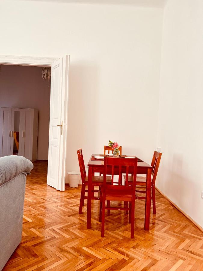 Apartment Friends Central Oradea Bagian luar foto