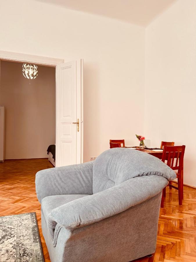 Apartment Friends Central Oradea Bagian luar foto