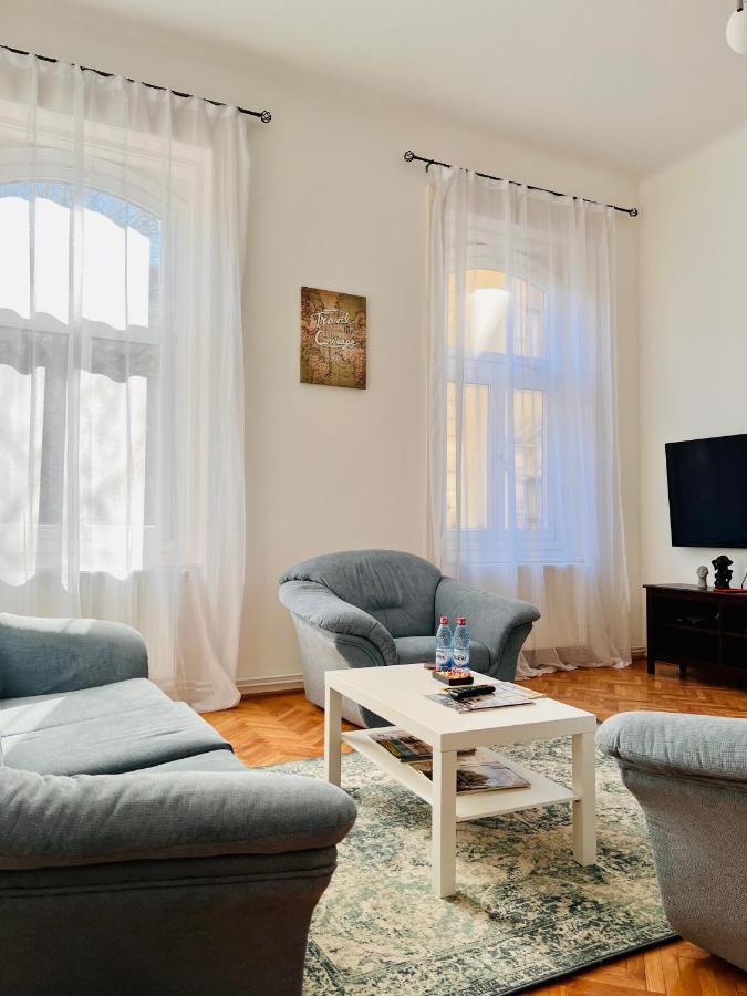 Apartment Friends Central Oradea Bagian luar foto