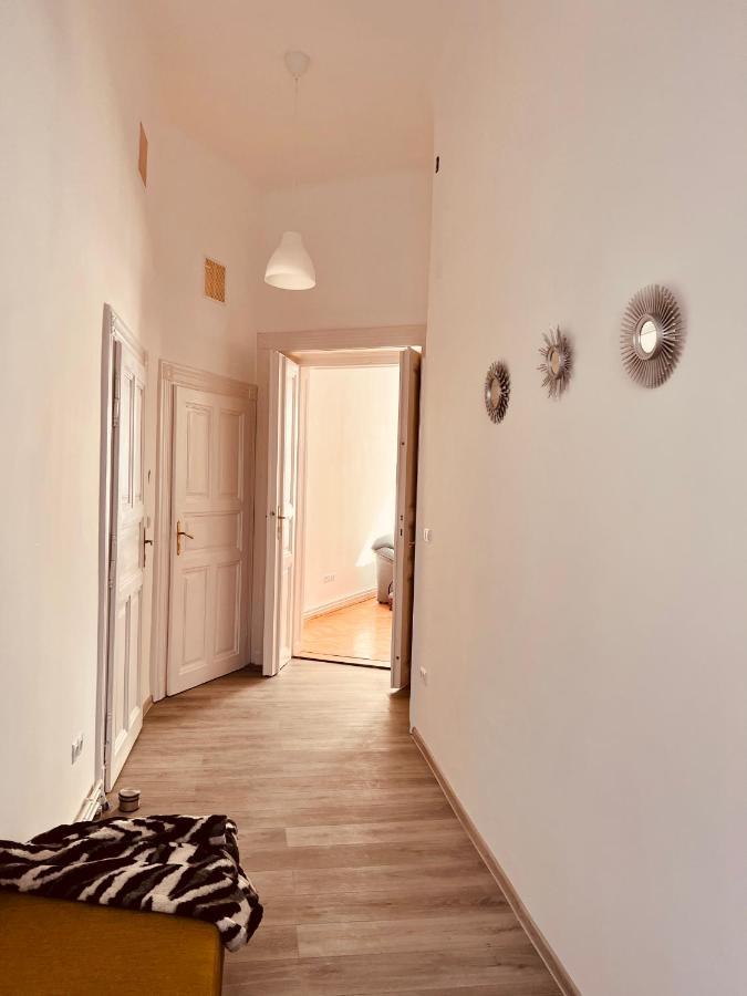 Apartment Friends Central Oradea Bagian luar foto