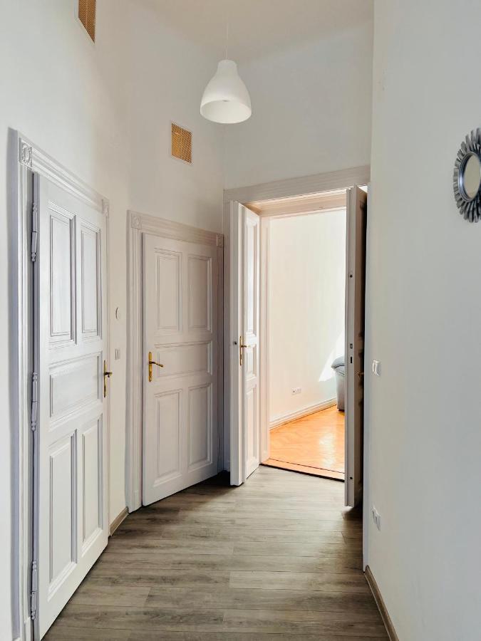 Apartment Friends Central Oradea Bagian luar foto