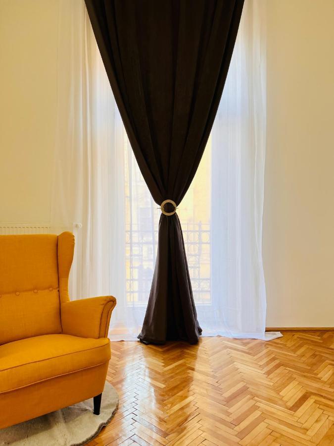 Apartment Friends Central Oradea Bagian luar foto