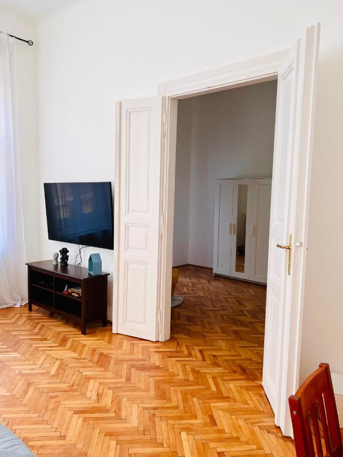 Apartment Friends Central Oradea Bagian luar foto