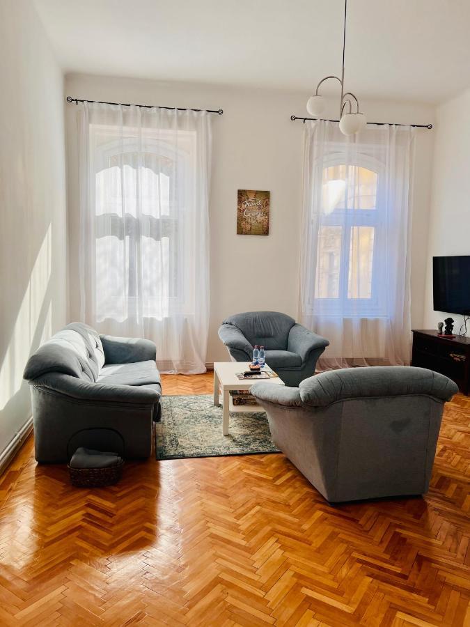 Apartment Friends Central Oradea Bagian luar foto